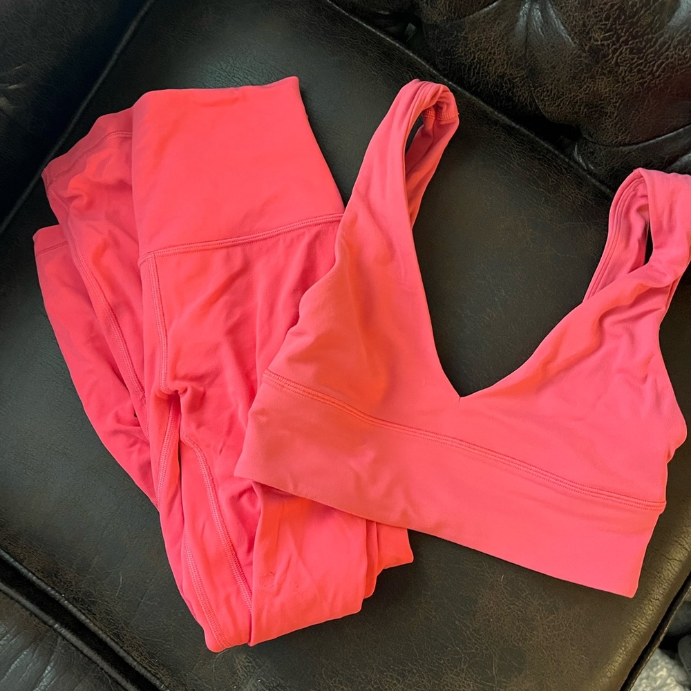 Lululemon set both size 4 and leggingss r align 25 inch! 

*leggings and bra